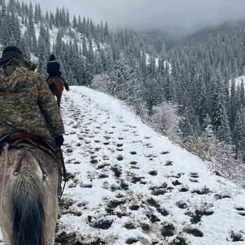 Image for 騎馬穿越白雪皚皚的山間小徑