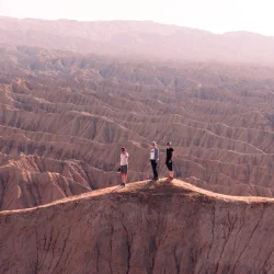 在阿克賽峽谷的崎嶇地貌中徒步旅行
