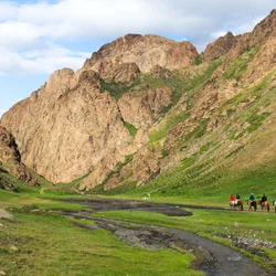 Discover Yoliin Am Gorge’s incredible scenery