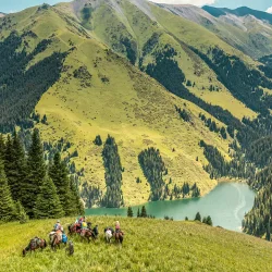 盡情欣賞科爾賽湖周圍令人屏息的山景