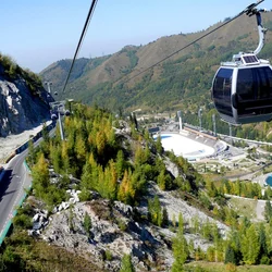 搭乘纜車前往希姆布拉克，盡情欣賞山景